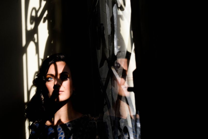 Frau im blauen Kleid